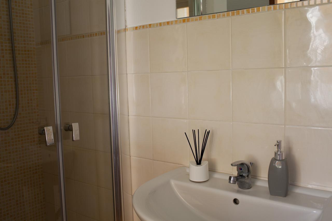 Area 12 Bb Bed & Breakfast ตราปานี ภายนอก รูปภาพ